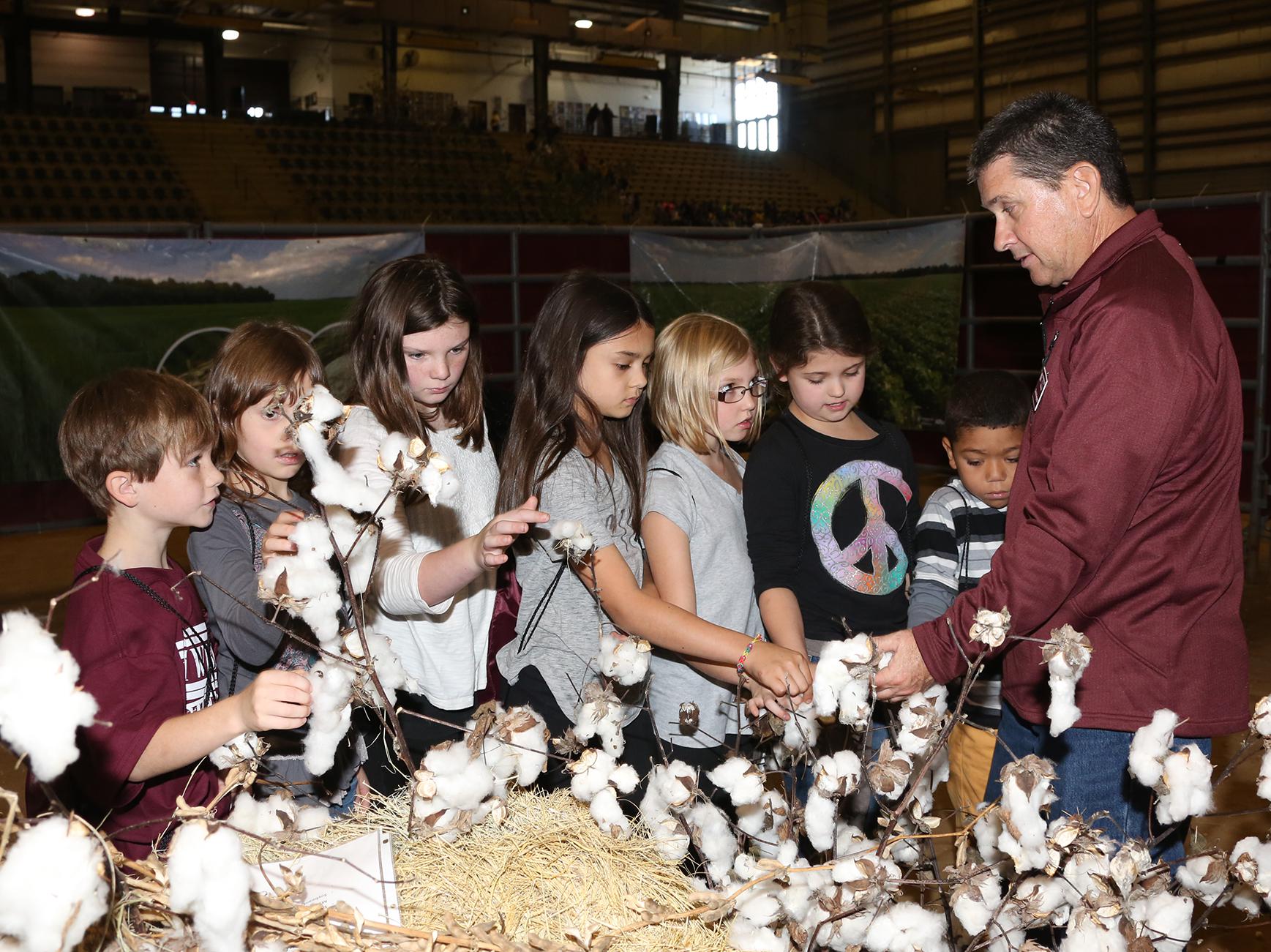 Mississippi State University Extension Service agent Dennis Reginelli explains cotton to students visiting FARMtastic in 2015. This year’s agricultural event will take place Nov. 14-18 at the Mississippi Horse Park near Starkville, Mississippi. (Photo by MSU Extension Service/Kat Lawrence)