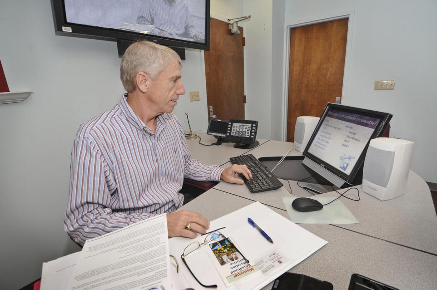 Chip Templeton, Mississippi State University Extension broadband coordinator for the Northeast region of the state, delivers a video-teleconference presentation about the broadband initiative. The Extension Service and the Southern Rural Development Center have partnered with the Office of the Governor to help communities improve their access to and use of broadband services. (Photo by Scott Corey)