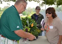 John Michael Anderson, a research associate with the Mississippi Agricultural and Forestry Experiment Station, explains propagating daylilies from seed to Penny Smith during the Ornamental Horticulture Field Day Oct. 10 at Mississippi State University’s South Mississippi Branch Experiment Station in Poplarville. Leisure gardeners and horticulture industry professionals learned about the latest research findings, new plant varieties and helpful technologies. (Photo by MSU Ag Communications/Susan Collins-Smit